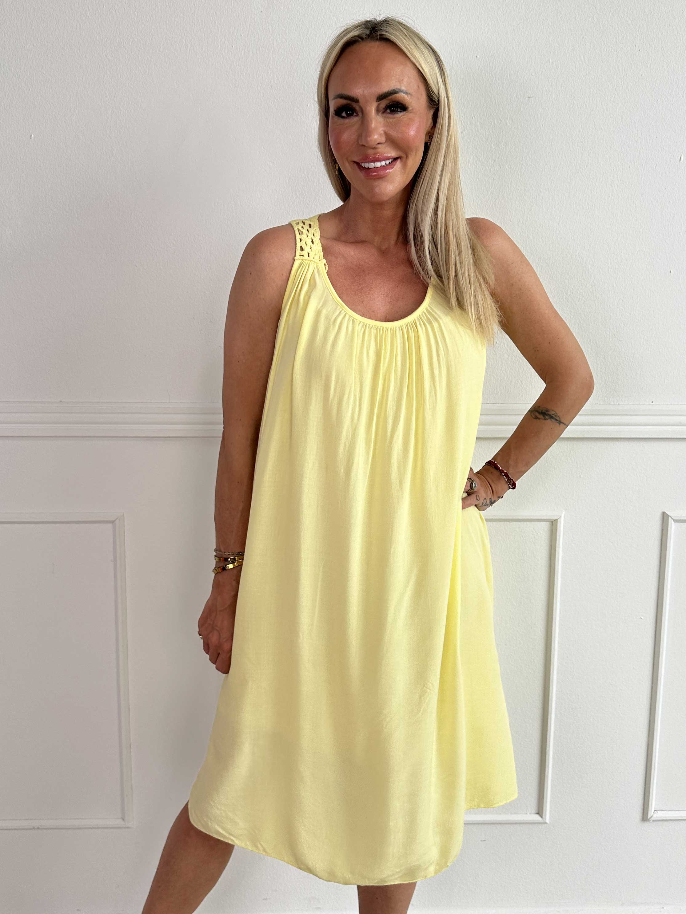 Medea - Simpel sommerkjole i viskose med broderet ryg